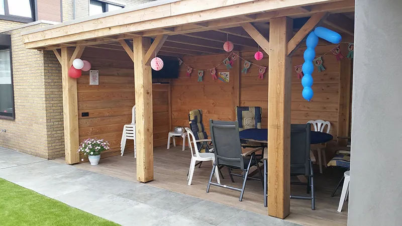 Houten overkapping met een tuinset