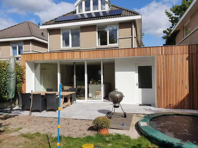 Tuinzijde van de woning in Eindhoven met de aanbouw in western red cedar