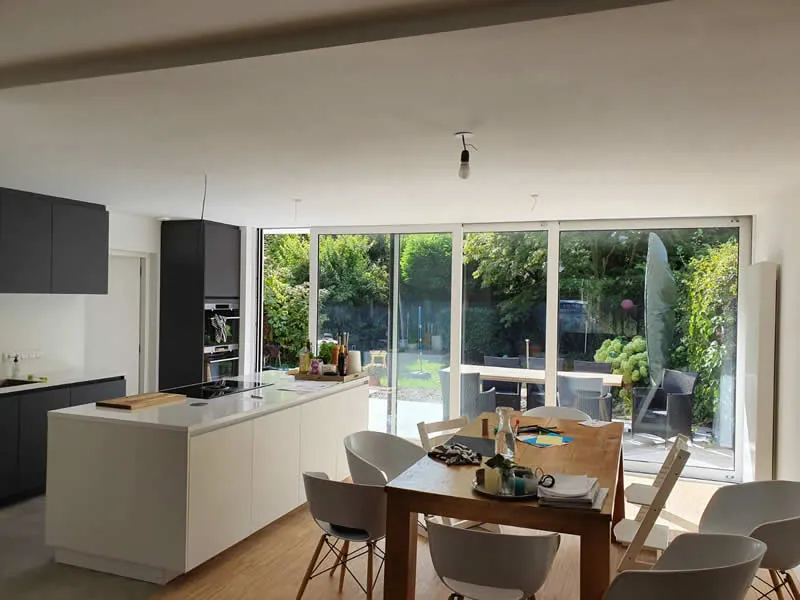 Keuken en eetkamer met een grote glazen wand naar de tuin