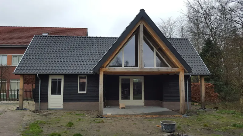 Vrijstaande garage in Gemonde met houten spanten in de gevel