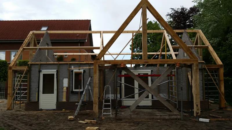 Houten spantenframe van de garage in Gemonde