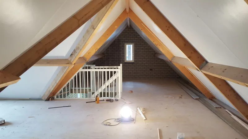 Zolderruimte met zichtbare houten spanten