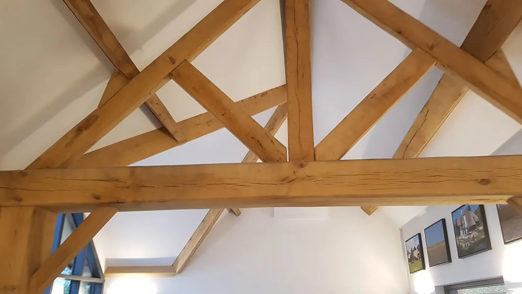 Houten spanten in een aanbouw, opgenomen vanaf de zolderruimte
