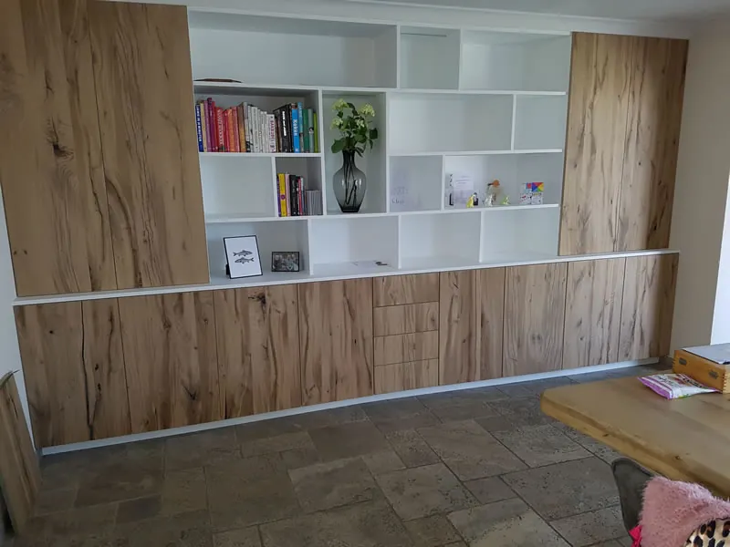 Maatwerk wandkast met eikenhout