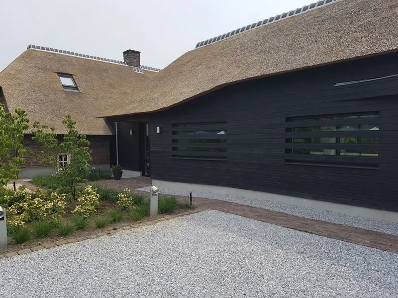 Gevel van de aanbouw in Someren met horizontale houten delen