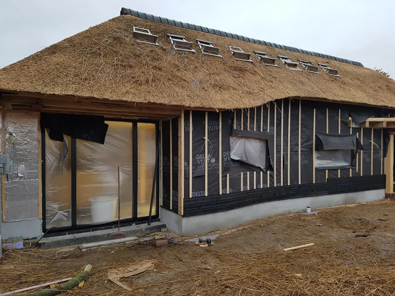 Spanten en dakconstructie van de aanbouw in Someren tijdens de bouw